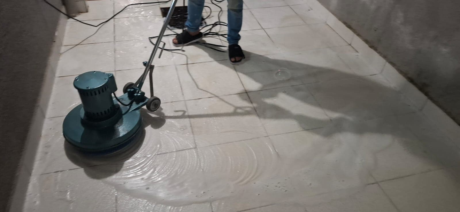 Processo de polimento em piso interno com máquina rotativa.